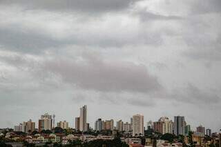 Tempo nublado em Campo Grande neste domingo (Foto: Juliano Almeida)