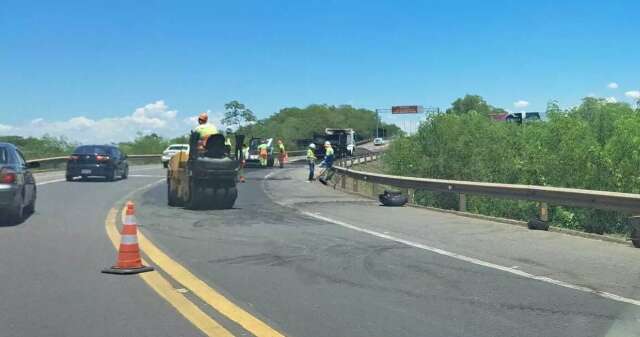 Motociclista fura &quot;pare e siga&quot; em rodovia, atinge trator e morre