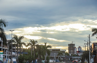 Amanhecer com céu entre nuvens na região central de Campo Grande (Foto: Henrique Kawaminami) 