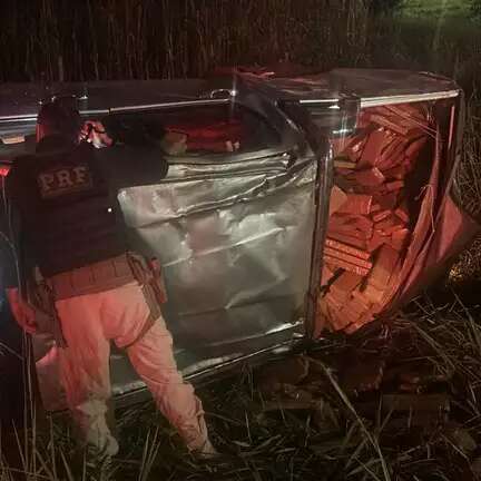 Caminhonete carregada com droga capota na sa&iacute;da para Aquidauana