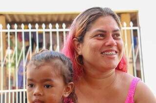 Emily cresceu no bairro e explica que cenário melhorou, mas que dificuldades existem. (Foto: Juliano Almeida)