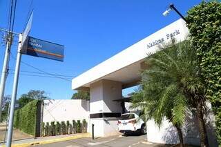 Portaria do condomínio de mansões na Avenida Afonso Pena, em Campo Grande (Foto: Henrique Kawaminami)