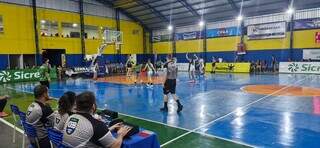 Jogadores disputando o Campeonato Estadual Sub-16 em ginásio na cidade de Rio Brilhante (Foto: Divulgação)