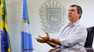 Governador Eduardo Riedel (PSDB) gesticulando durante entrevista na sede da governadoria (Foto: Saul Schramm)