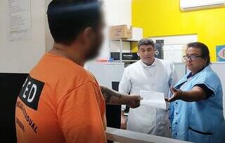 Preso apresenta receita para retirar medicamento em farmácia instalada dentro de penitenciária de MS (Foto: Divulgação/Agepen MS)