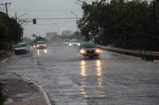 Carros trafegando em dia de chuva em Campo Grande (Foto: Juliano Almeida)