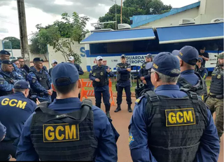 Efetivo da Guarda Civil Municipal reunido, no primeiro dia de atuação na base móvel, no Bairro Caiobá (Foto: Caroline Maldonado) 