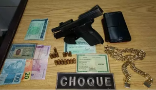 Arma, dinheiro e objetos apreendidos com Kaue durante flagrante em 2017. (Foto: Divulgação)