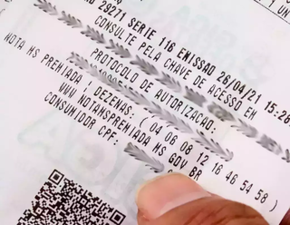 Consumidor mostra dezenas do programa Nota Premiada. (Foto: Arquivo/Campo Grande News)
