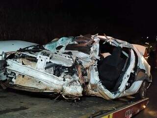 Veículo de passeio ficou completamente destruído após colisão com guincho. (Foto: Sidney Assis)