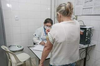 Idosa, que está no grupo prioritário, se prepara para ser vacinada na UBS Coronel Antonino (Foto: Marcos Maluf)