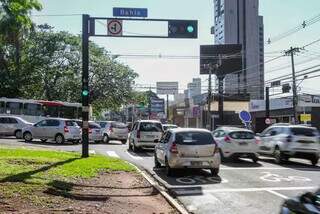 Trânsito no cruzamento da Avenida Afonso Pena e Rua Bahia, em Campo Grande (Foto: Marcos Maluf)