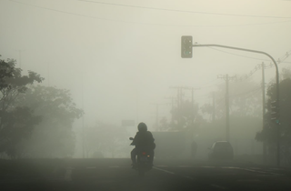 Nevoeiro registrado na manhã desta terça-feira em Campo Grande (Foto: Henrique Kawaminami)