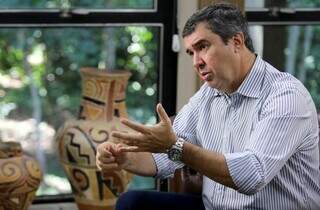 Governador Eduardo Riedel (PSDB) gesticula durante entrevista na governadoria (Foto: Arquivo/Saul Scharmm)