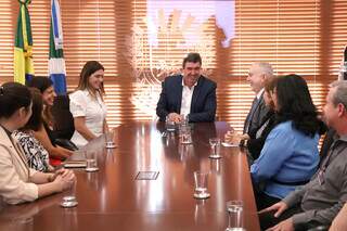 O governador Eduardo Riedel (ao centro), ao lado do presidente do TJMS, desembargador Sérgio Fernandes Martins (à direita), da secretária estadual de Cidadania, Viviane Luiza (à esquerda), da deputada federal Camila Jara (à esquerda) e representantes do Judiciário e do Executivo estadual (Foto: Álvaro Rezende)