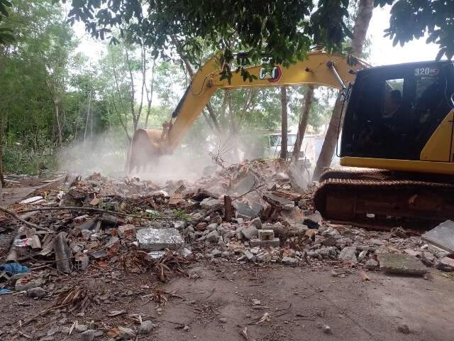 Prefeitura recolhe destro&ccedil;os de pr&eacute;dio demolido em protesto de moradores