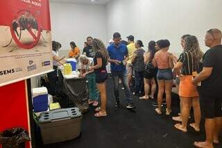 Fila para vacinação contra a dengue no único shopping de Dourados (Foto: Divulgação/Prefeitura de Dourados)