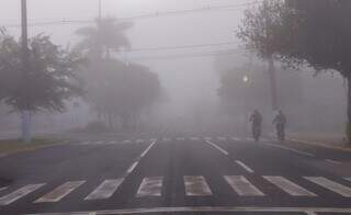 Avenida Marcelino Pires, em Dourados, tomada pelo nevoeiro (Foto: Leandro Holsbach)