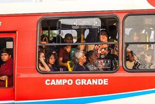 Ônibus lotado a caminho do Terminal Bandeirantes, na Vila Bandeirantes, em Campo Grande (Foto: Henrique Kawaminami)