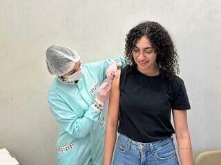 Funcionária Natalia Olliver recebe imunização na empresa (Foto: Marcos Maluf)