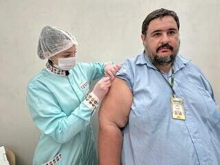 Motorista do jornal, Erick Josemar foi imunizado pela vacina quadrivalente da gripe na manhã desta terça-feira (Foto: Marcos Maluf)