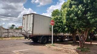 Caminhão de transportadora mal estacionado na lateral do frigorífico RKO Alimentos Ltda. (Foto: Direto das Ruas)