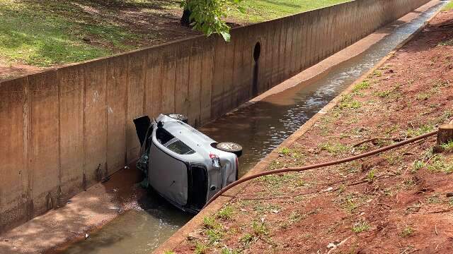 Motorista de aplicativo perde controle e carro cai em c&oacute;rrego 