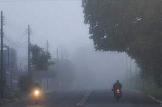 Trecho da Avenida Gabriel del Pino, no Vila Vilas Boas, tomado pela névoa (Foto: Henrique Kawaminami)