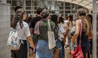 Estudantes se agrupam em frente a uma universidade no dia de aplicação do Enem 2023. (Foto: Rafa Neddermeyer/Agência Brasil)