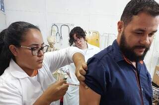 Douradense recebe vacina contra a gripe; cidade foi 1ª do país a vacinar em massa (Foto: Divulgação)