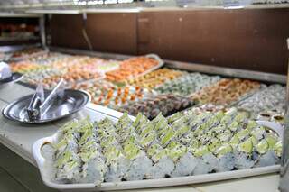 Peças frescas e temperadas estão incluídas no buffet de sushi.  (Foto: Juliano Almeida)