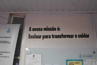 Frase estampa recepção do Hospital Universitário, em Campo Grande (Foto: Paulo Francis)