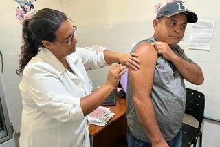 Morador de Dourados imunizado em posto de saúde contra a dengue (Foto: Rodrigo Vidmar/Prefeitura de Dourados)