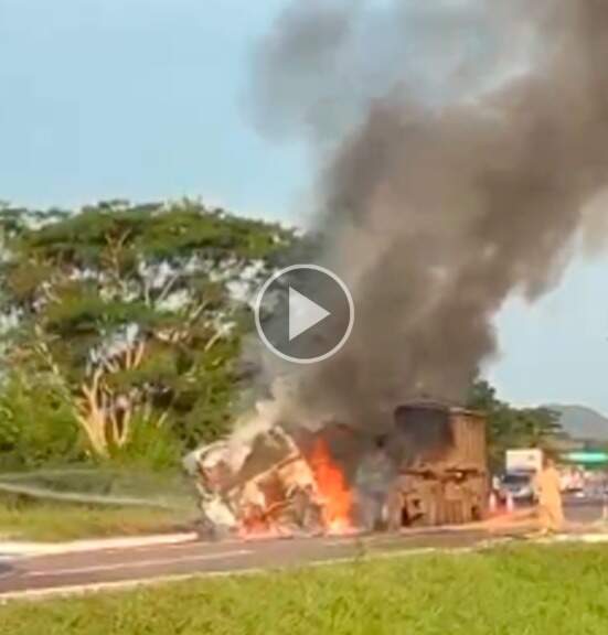 Carreta bitrem pega fogo em colisão com caminhão na BR-262