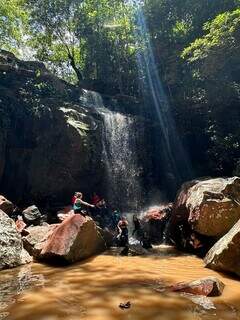 Turistas tomam banho em uma das cachoeiras da região. (Foto: Arquivo pessoal)