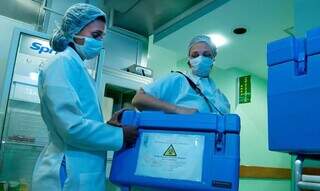 Profissionais da saúde transportam órgãos (Foto: Divulgação/Ministério da Saúde)