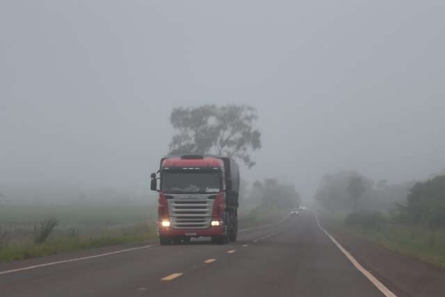 Neblina encobre trecho da BR-060 nesta quarta-feira