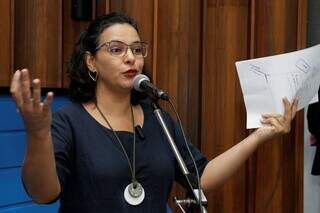 Deputada estadual Gleice Jane (PT) durante explicação pessoal no plenário da Assembleia Legislativa, nesta quarta-feira (3) (Foto: Luciana Nassar / Wagner Guimarães)