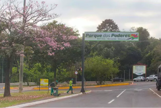 Acesso ao Parque dos Poderes, área verde em Campo Grande. (Foto: Marcos Maluf)