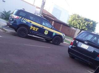 Viatura da PRF no local onde policial foi preso, hoje, em Ponta Porã (Foto: Direto das Ruas)