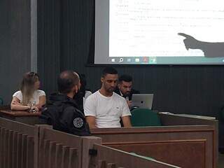 William Moraes (branco) durante o julgamento por homicídio (Foto: Idaicy Solano)