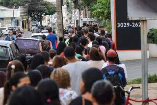 Em fevereiro, pessoas fizeram fila em busca de empresgos na Capital (Foto: Henrique Kawaminami)