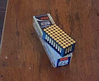 Caixas de munições encontradas no quarto de policial rodoviário federal (Foto: Divulgação)