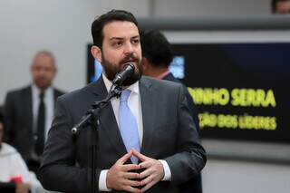 Claudinho Serra enquanto discursa na Câmara Municipal. (Foto: Divulgação/Arquivo)