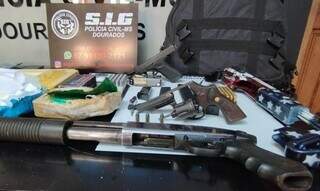 Armas, munições, drogas e até colete à prova de bala apreendidos em Dourados (Foto: Leandro Holsbach)