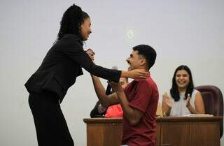 De joelhos, Diego pediu a namorada em casamento durante Tribunal de Recepção. (Foto: Arquivo pessoal)