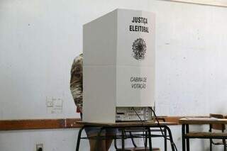 Eleitor na cabine de votação em Campo Grande (Foto: Arquivo)