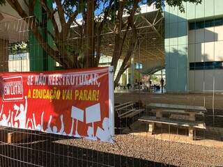 Faixa afixada nas grades do IFMS da Capital indica início da greve (Foto: Clara Farias)