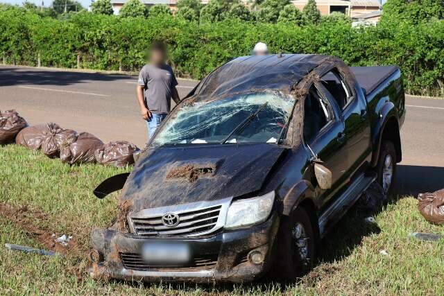 Hilux capota em avenida ap&oacute;s condutora ser fechada por motorista de Corolla