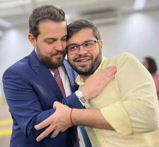 Rafael Rodrigues (de camisa amarela) abraça o vereador de Campo Grande, Claudinho Serra (Foto: Reprodução das redes sociais)